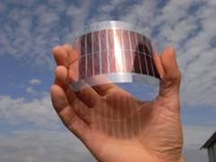 Abbildung 8: OLEDs und Organische Solarzellen lassen sich in Lösemitteln auflösen und so auf beliebigen Substraten verarbeiten: Glas, Aluminiumfolien und selbst flexible Kunststofffolien sind möglich